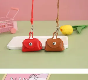 Detailopname van mini PU lederen oortelefoon opbergtas hanger met koord en metalen sluiting.