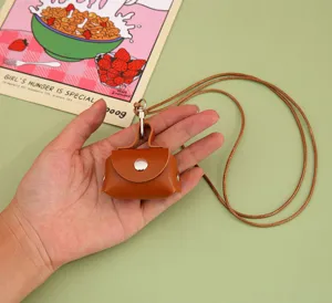 Mini PU lederen oortelefoon etui en portemonnee sleutelhanger met koord en drukknop detail.