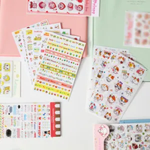 Primer plano detallado de pegatinas washi de animales y gatos kawaii para diarios y manualidades.
