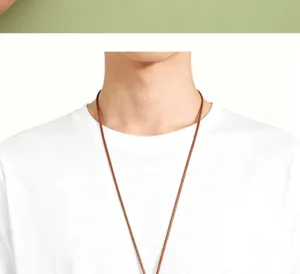 Minimalistische bruine lederen koord halsketting detailopname, stijlvol mode-accessoire.