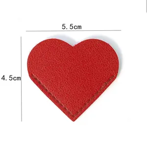 Marcapáginas de esquina de cuero PU rojo en forma de corazón para estudiantes.