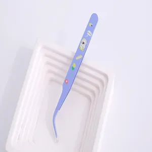Primer plano de unas bonitas pinzas curvas moradas con divertidos diseños de dibujos animados.