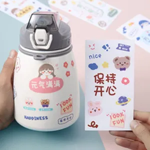 Vista detallada de pegatinas washi de animales lindos en una botella, ideales para decorar.