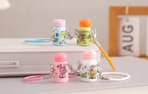 Detalle de llavero de mini termo de dibujos animados, lindo colgante de mochila, accesorio.