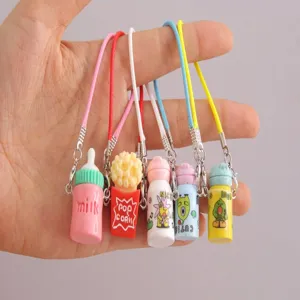 Bonito juego de mini llaveros de dibujos animados, dijes de comida y botella para decorar mochila.