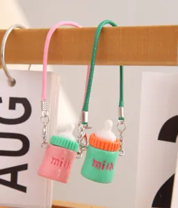 Adorable set de llavero y colgante de mini biberón con colores pastel para accesorios diarios.