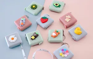 Mini linda cinta métrica retráctil de dibujos animados portátil con llavero para el cuerpo.