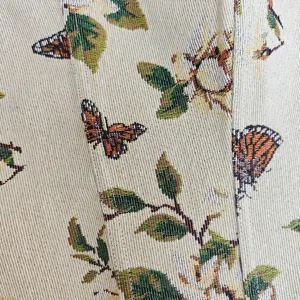 Vista detallada de cerca del tejido jacquard floral y de mariposas retro para corsé top.