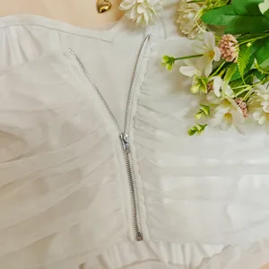 Weißes Korsett-Top aus Mesh, frontaler Metallreißverschluss, modischer trägerloser Sommer-Stil.