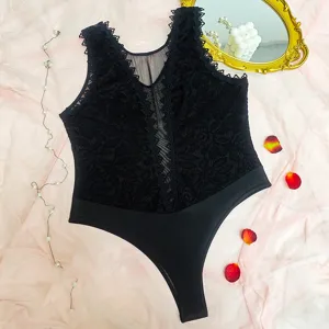 Body en dentelle noire avec patchwork floral, caraco sexy sans manches et moulant.
