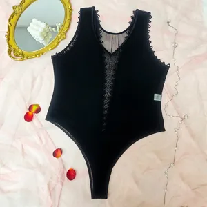 Détail de body en dentelle noire, top séduisant ajusté avec col en V et bordure en losange.