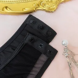 Gros plan détaillé du body en résille et dentelle noire avec fermeture à boutons-pression.