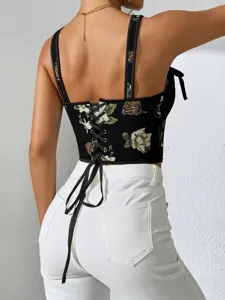Top corsé negro con estampado floral y cordones en la espalda, llevado por una modelo de espaldas.