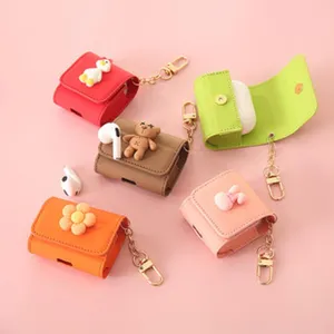 Niedliche Cartoon Leder AirPods Schutzhülle mit 3D Anhänger und Metall Karabiner für Apple Ohrhörer