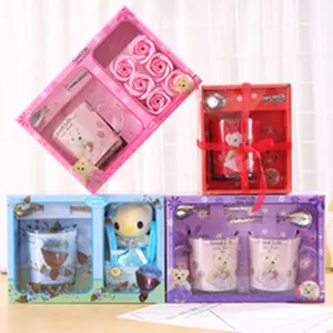 Vista detallada de juegos de tazas de regalo creativas con ositos y bonitos muñecos.