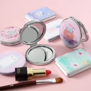 Detailansicht süßer Cartoon Reise Taschenklappspiegel mit Glitzer Flüssigkeit Design.