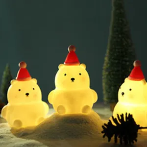 Luz nocturna LED de osito con gorro navideño, luz cálida y suave para dormitorio y regalos.