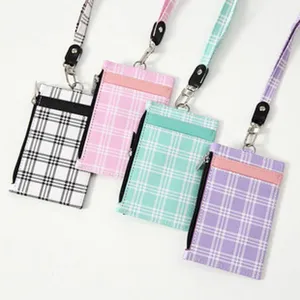 Porte-carte en cuir PU avec lanière, fentes multiples, motif écossais, détail de poche zippée.