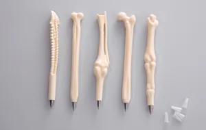 Vijf grappige botvormige balpennen met unieke skeletontwerpen voor creatieve schrijfwaren.