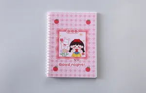 Roze geruit spirablok met schattig tekenfilmmeisje ontwerp, ideaal voor dagelijkse notities.