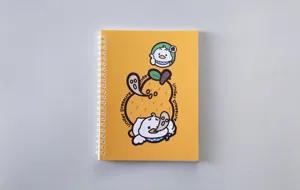 Leuk cartoon spiraalnotitieboek detail, gele kaft met mooi eend ontwerp voor notities.