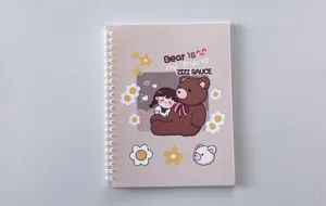 Details van schattige beer spiraalnotitieboekje, prachtig dagboek voor meisjes.