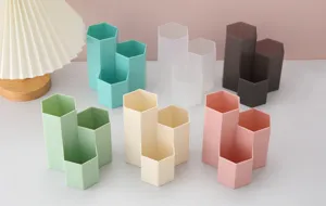 Nahaufnahme des multifunktionalen hexagonalen Stiftehalters und Make-up-Pinsel-Organizers.