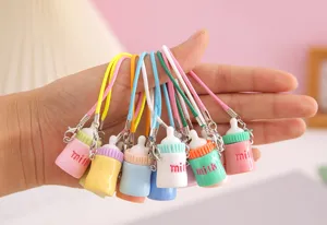 Primer plano detallado de llaveros en miniatura de biberón de colores con correas lindas.