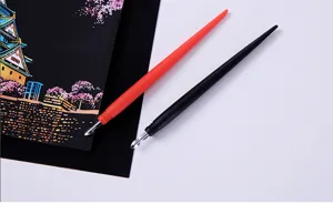Gedetailleerd overzicht van metalen kraspen, met rode en zwarte krasgereedschappen op papier.