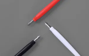 Set van metalen kraspen met kunststof handvat voor krastekeningen en knutselprojecten.