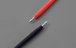 Detailweergave van de kraspen met metalen punt, kunststof gereedschap voor gebruik.