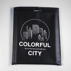 Vista detallada de la bolsa de compras negra de tela no tejida con estampado de ciudad blanca.