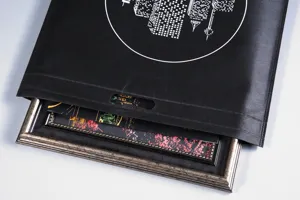 Vista detallada de bolsa de almacenamiento no tejida negra con patrón de ciudad y arte.
