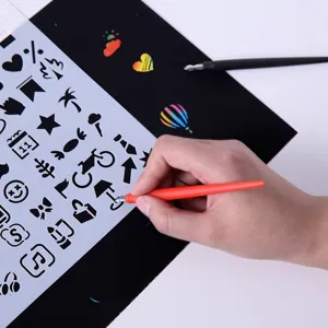 Kraspen set met sjabloon en zwart papier voor creatieve knutselprojecten en kunst.