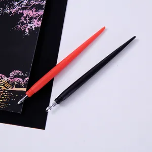 Set van metalen punt krasstypen pennen, zwarte en rode plastic kraswerktuigen voor papier.