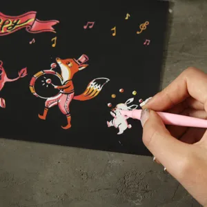 Kinderen kras art set met zwart papier en roze stylus pen voor creatieve tekenactiviteiten.