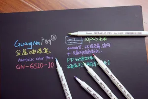 Gedetailleerd overzicht van metallieke markers met glad schrijfeffect op zwart papier.