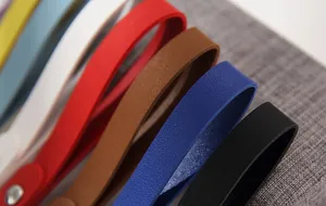 Detailopname van gekleurde lederen riempjes, perfect voor DIY sleutelhangers en tasaccessoires.