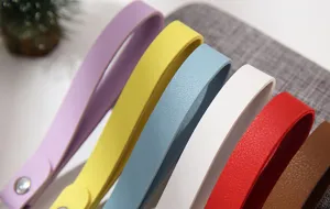Kleurrijke lederen polsband sleutelhanger detail, meerkleurige geweven riem accessoire.