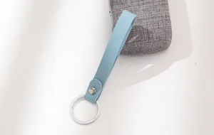 Minimalistische blauwe lederen sleutelhanger met metalen ring voor autosleutel en tas.