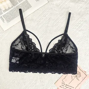 Vue en gros plan du détail du caraco soutien-gorge en dentelle noire et tissu doux.