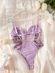 Vista dettagliata del body sexy in pizzo e rete viola ricamato senza schiena da donna.