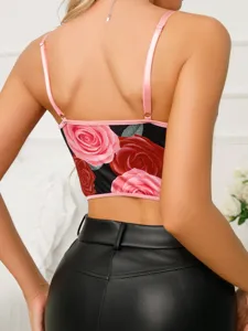 Caraco court sexy imprimé roses avec bretelles roses associé à un pantalon noir pour femme.