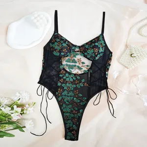 Bodysuit sexy in rete nera con ricamo floreale, ritagli e lacci da donna, chic