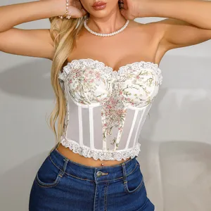 Gedetailleerd overzicht van de witte strapless korsettop met bloemenkant en mesh paneelontwerp.