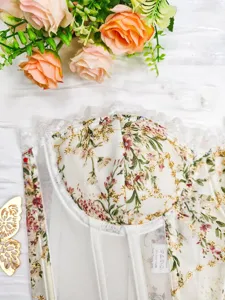 Franse zoete bloemen geborduurde kanten afwerking strapless korset top detail elegant.