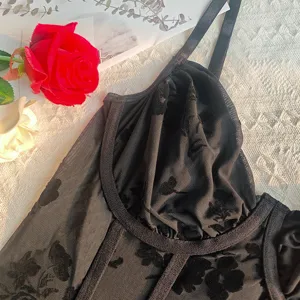Zwarte mesh corset body met fluwelen bloemenborduurwerk, beugel en baleinen, sexy diepe V.