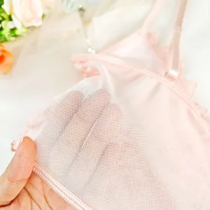 Rosa spitze netzwerk camisole stoff textur detail nahaufnahme, weiche atmungsaktive wäsche.