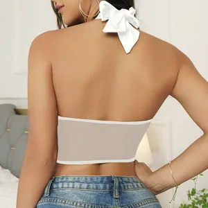 Details des rückenfreien Halfter-Tops mit weißer Schleife und transparentem Mesh-Bandeau.