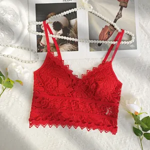 Nahaufnahme des roten Spitzen-Bralettes mit filigranen Blumenborten und schicken Doppelträgern.